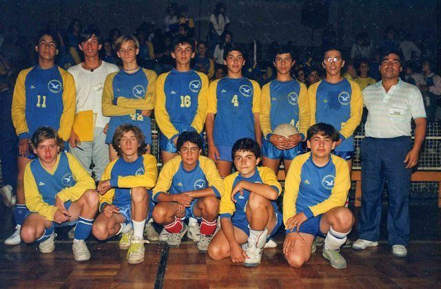 Equipo junto a su profesor, década de 1980