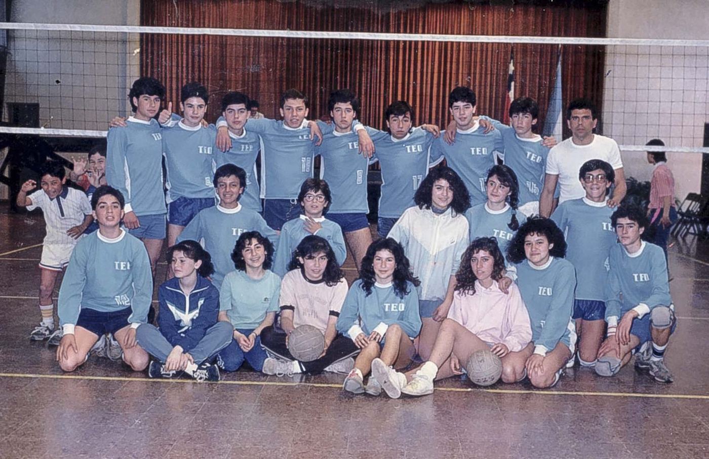 Equipos posando junto a la red al término de una jornada