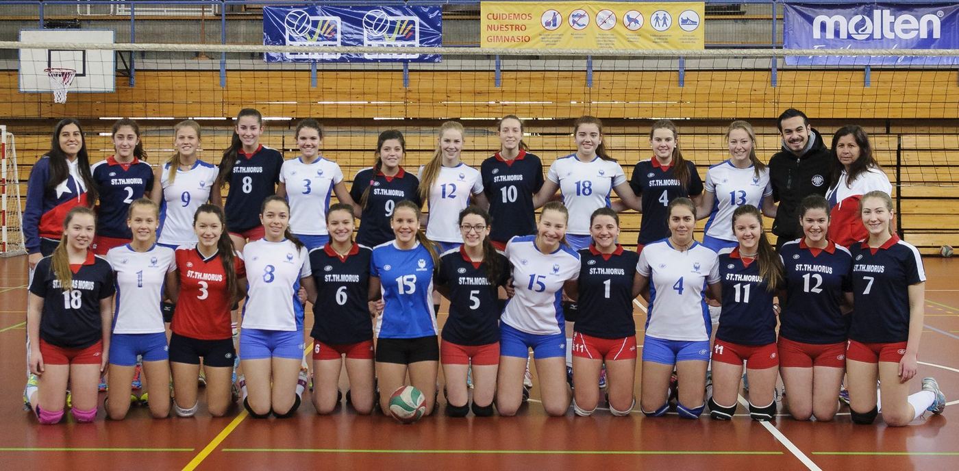 Plantel completo en un recinto de la Liga